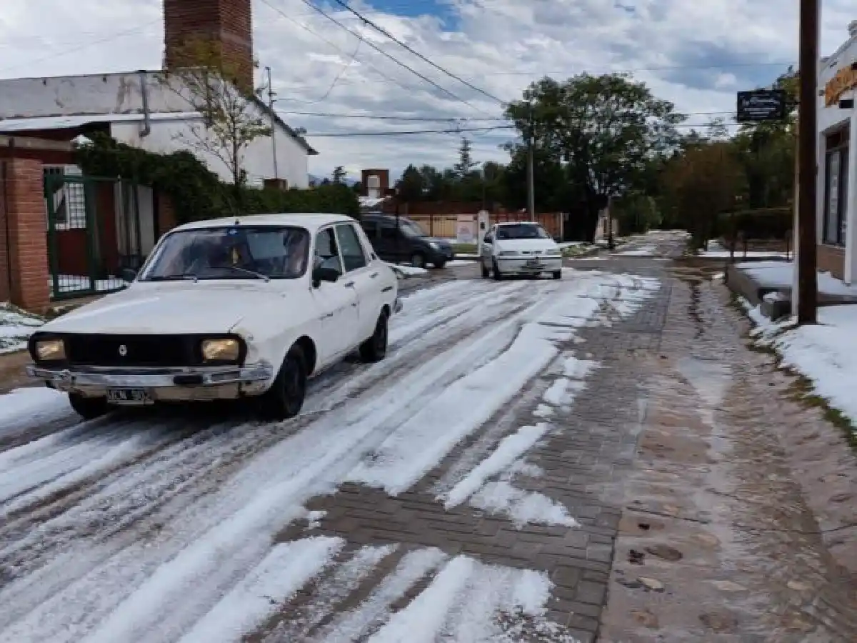 Un fuerte temporal de lluvia y granizo azotó a Nono