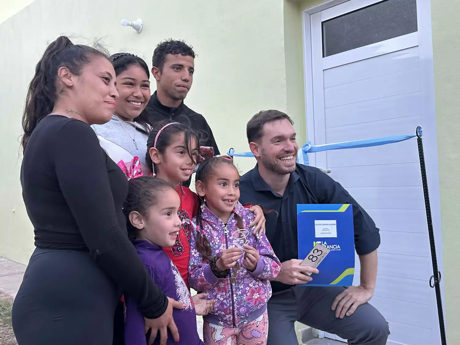 El intendente Castellina comparte la alegría con unas de las familias beneficiadas que recibió las llaves de su nueva vivienda