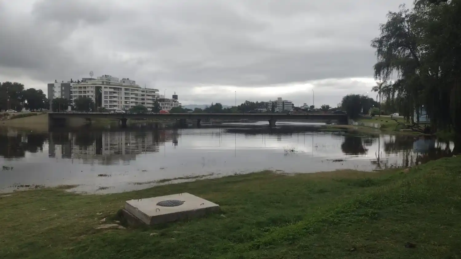 El lago San Roque se llenó y se inundó la costanera de Carlos Paz - 2