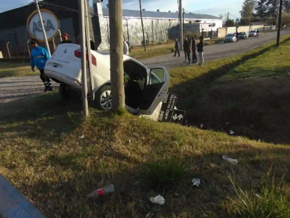 Venado Tuerto: fuerte accidente entre auto y moto, en ruta 8 y Long