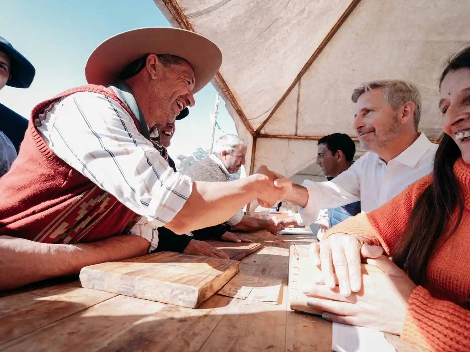 El gobernador Frigerio participó de la Fiesta del Costillar de Búfalo a la Estaca en Médanos