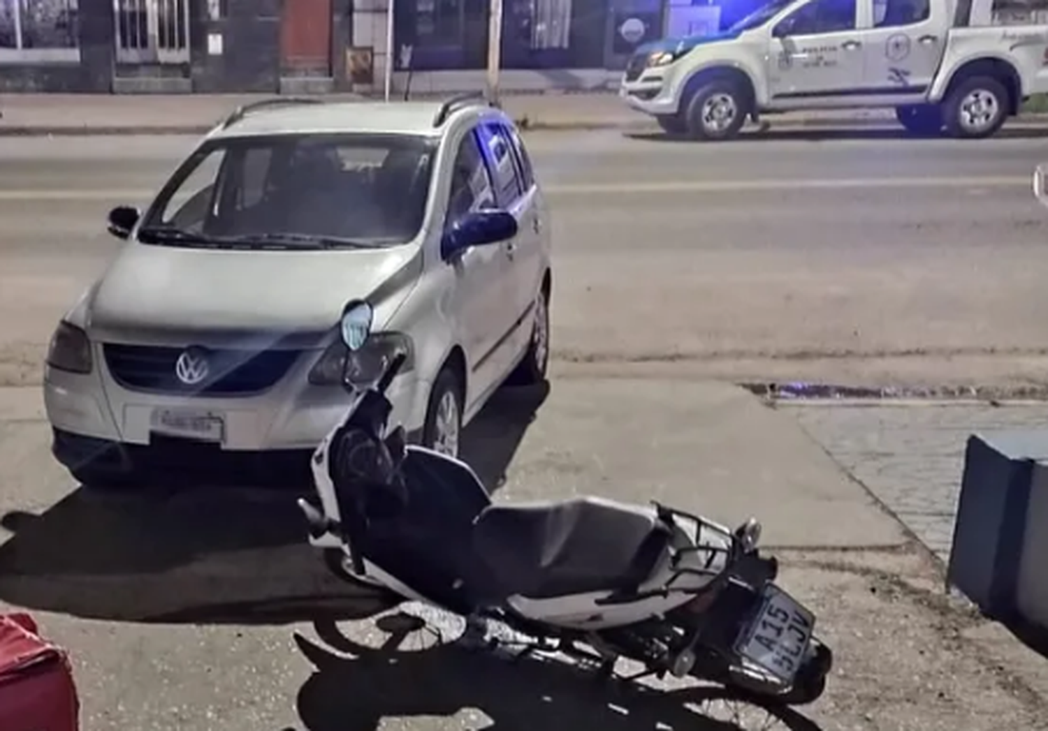 Choque, golpes y rasguños: una mujer en moto atacó a otras dos jóvenes que circulaban en un auto