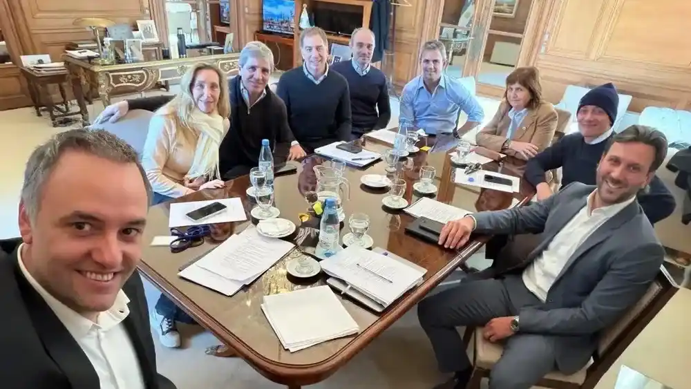 Adorni, Karina Milei,  Luis Caputo, Santilli, "Lule" y Martín Menem, Bullrich, Caputo y Devitt.