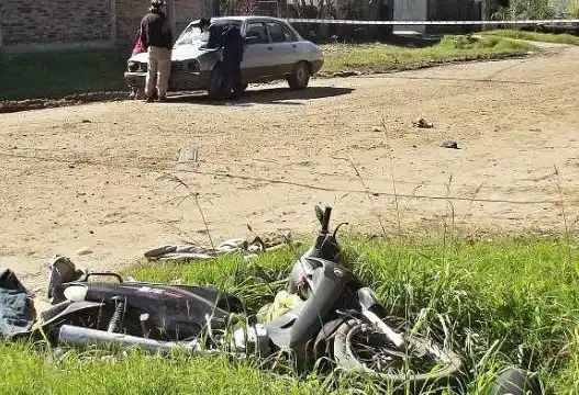 Circulaba en su moto, chocó con un auto y murió