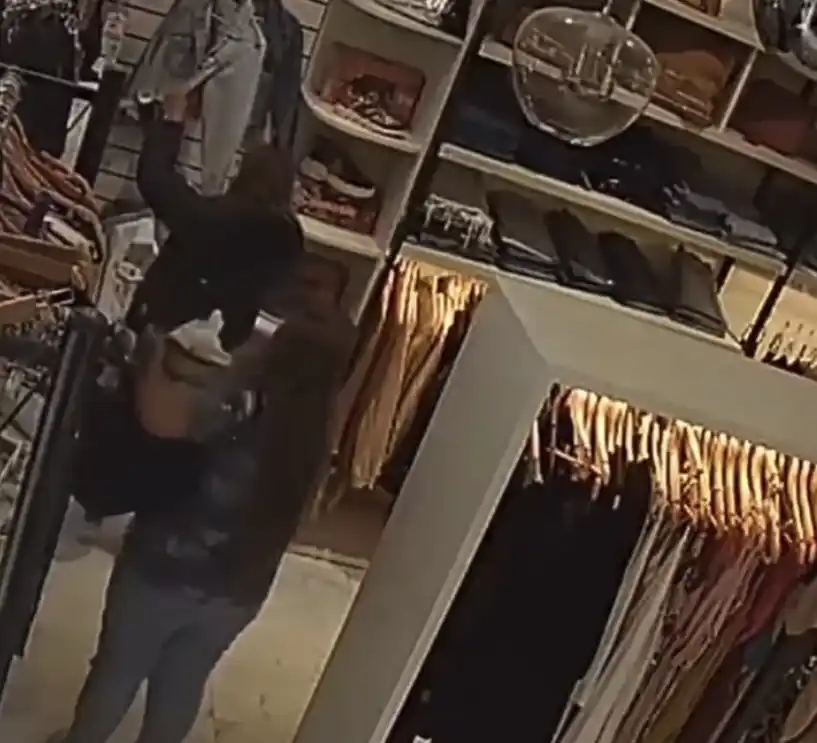 Así robaban dos mujeres en un comercio céntrico
