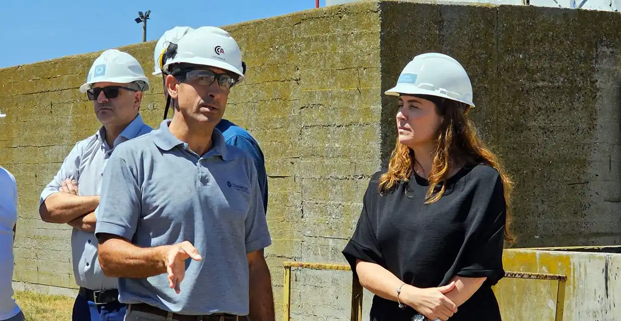 Explicaciones. Brinda a Jimena López el gerente general de Centrales de la Costa, Alexis Zuliani