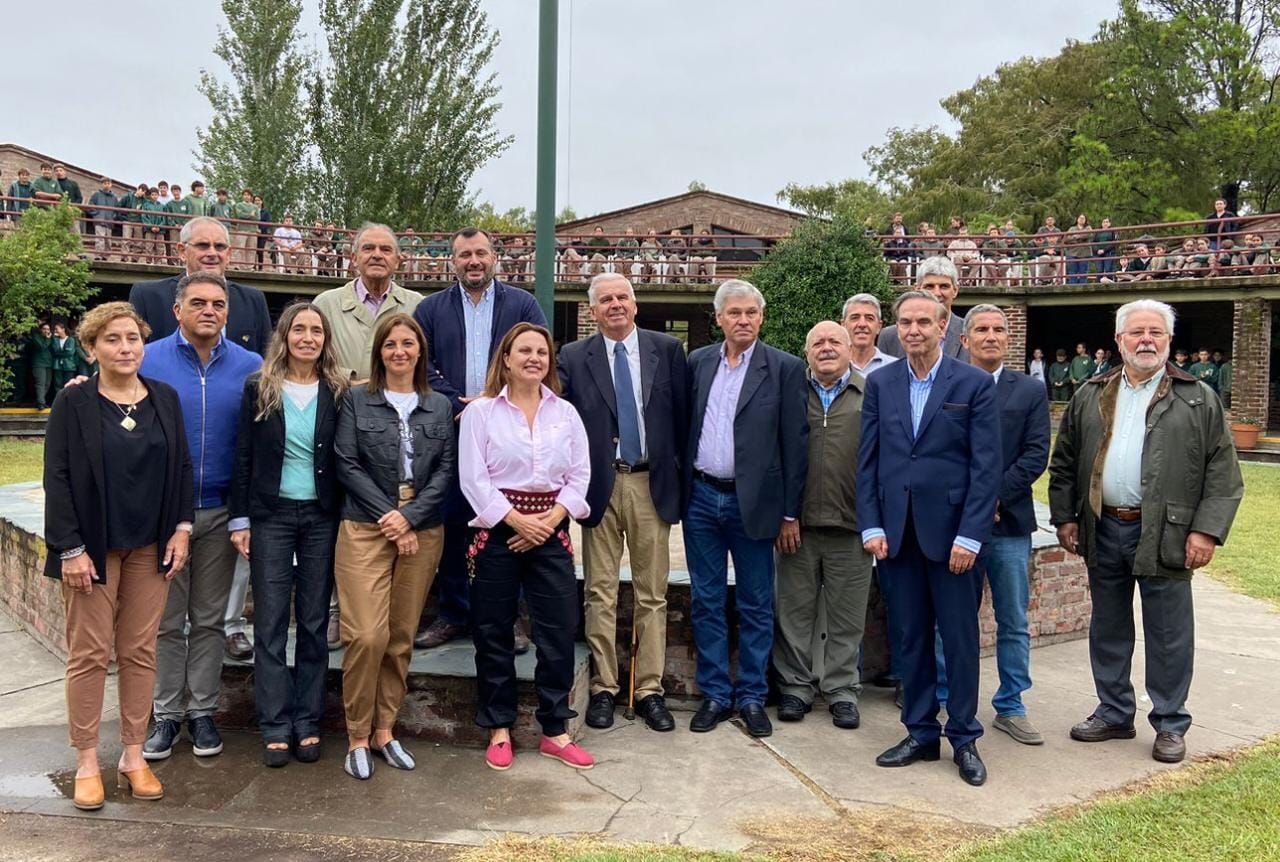 Florito, Pichetto y Reutemann visitaron la primera escuela agroecológica del país