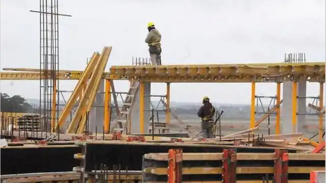 Mejora el empleo en la construcción, pero sigue abajo en la industria