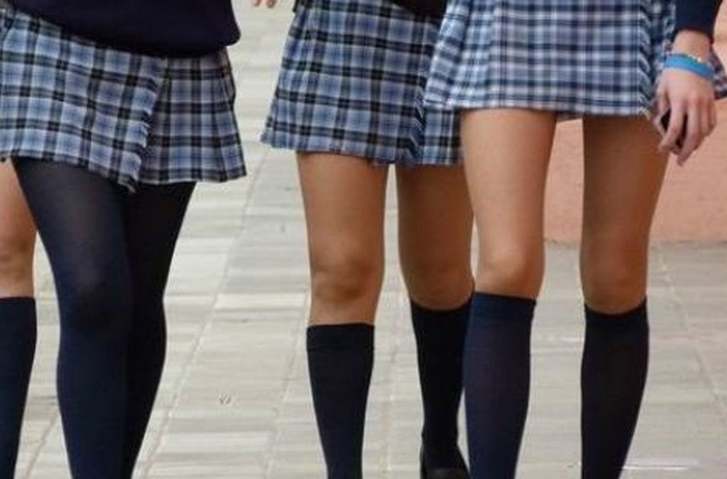 Las autoridades de un colegio católico quieren prohibir el uso de polleras «para evitar las tentaciones»