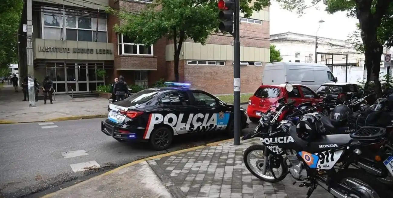 El fiscal de turno en la Unidad de Homicidios Dolosos, Luis Schiappa Pietra, ordenó diversas medidas, entre ellas el traslado del cuerpo al Instituto Médico Legal (IML) para ser sometido a autopsia.