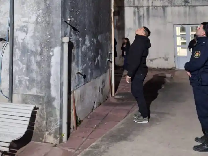 Victoria: rescatan a un joven que se subió a un tanque de agua del Hospital Fermín Salaberry