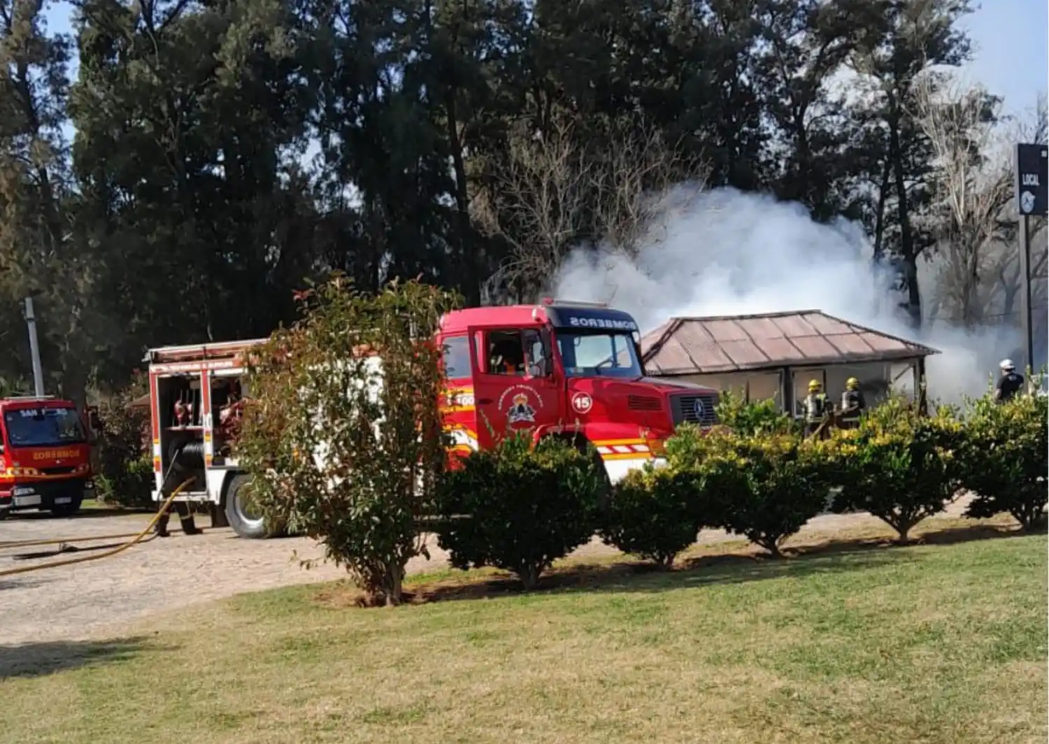 Bomberos trabajando en el lugar del incendio. Foto: La Opinión.
