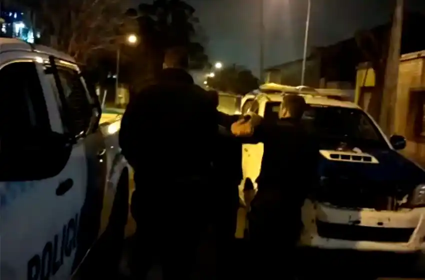 Ladrón con antecedentes y buscado por la justicia cae con una batería de auto en las manos