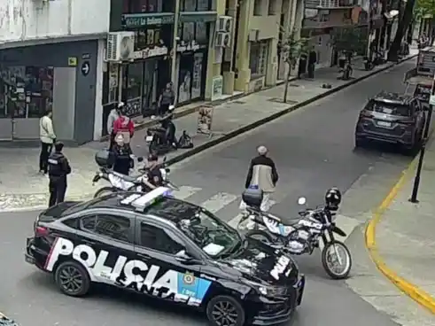 Lo embistieron en un robo en el centro, le dieron pocas esperanzas de vida, lo estafaron y lo echaron del t... - Image 1