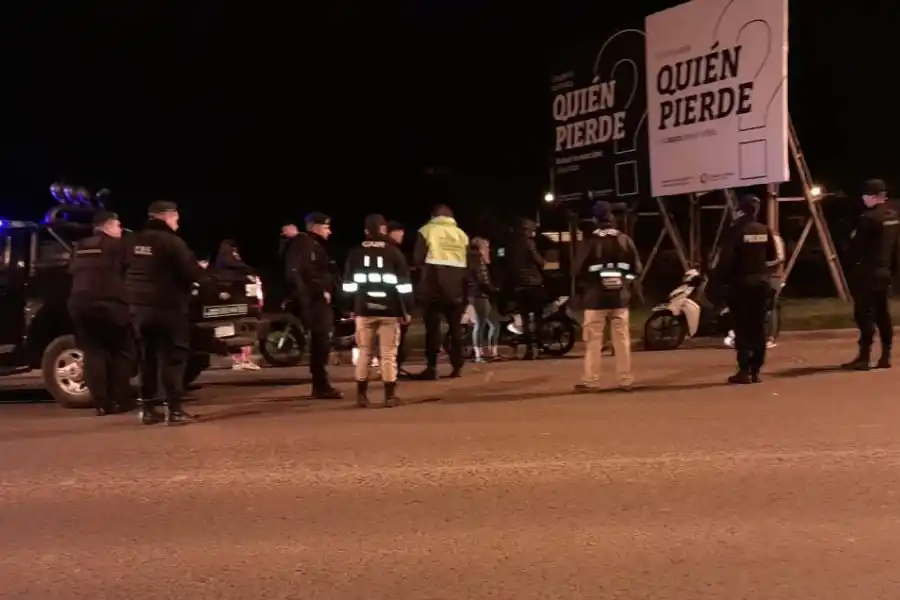 Circulaban en motocicletas realizando conducciones peligrosas: las autoridades labraron infracciones