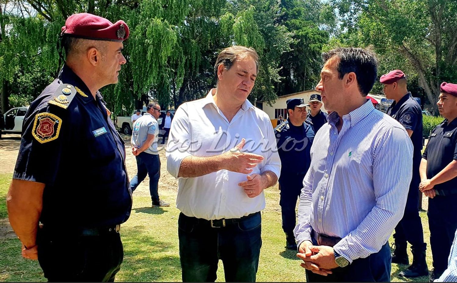 Diálogo entre el funcionario provincial y el jefe comunal, en el predio de Caballería