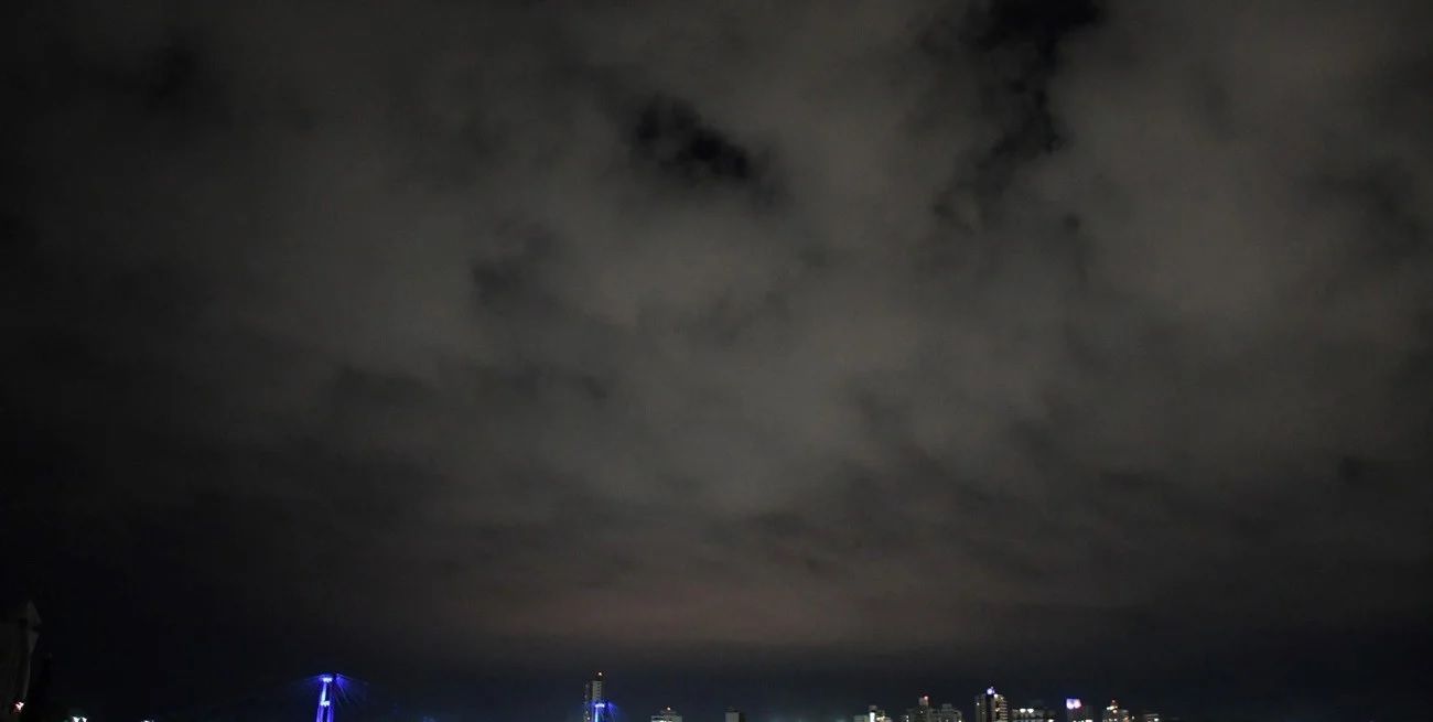 El cielo cubierto predominará en la noche y madrugada de esta festividad de Fin de Año. Crédito: Manuel Fabatía