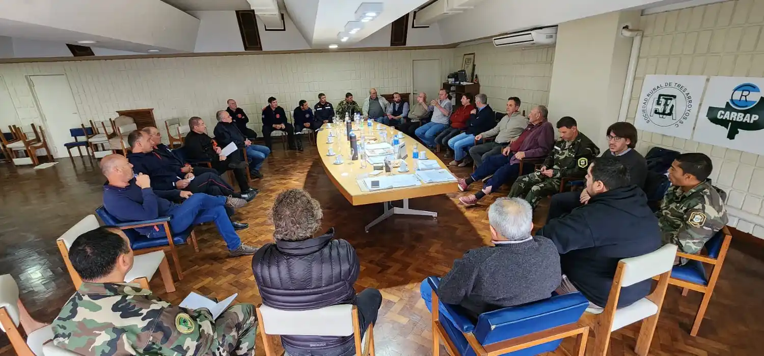 Reunión de Defensa Civil para definir estrategias y prevenir incendios rurales
