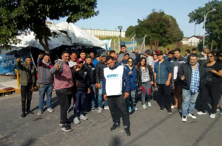 Sexto día de bloqueo en la terminal: maleteros no descartan profundizar medidas