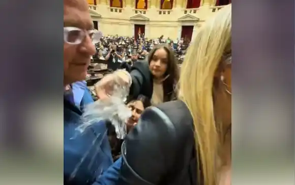 Hubo lío entre diputadas de LLA: A Lemoine le tiró agua una compañera de bancada