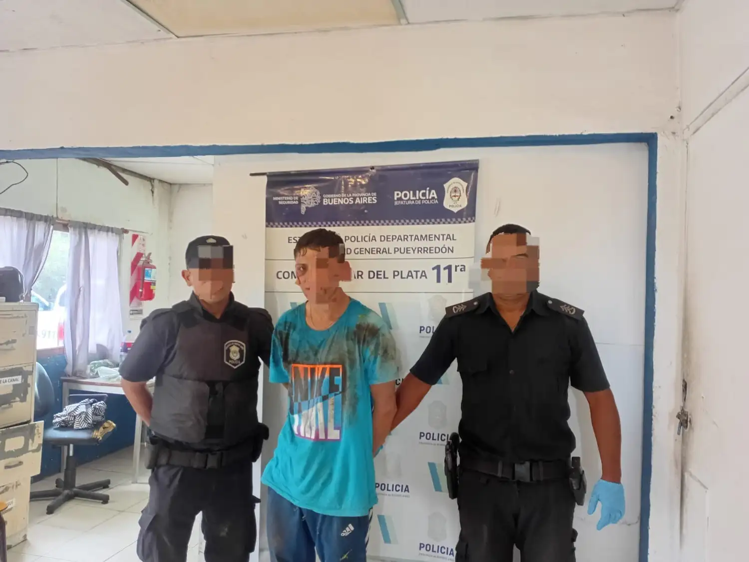 El personal policial, tras recibir la descripción del individuo, lo localizó en una plaza cercana.