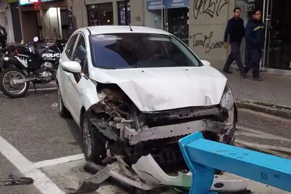 Una automovilista se llevó puesta una estación de bicicletas públicas en el centro