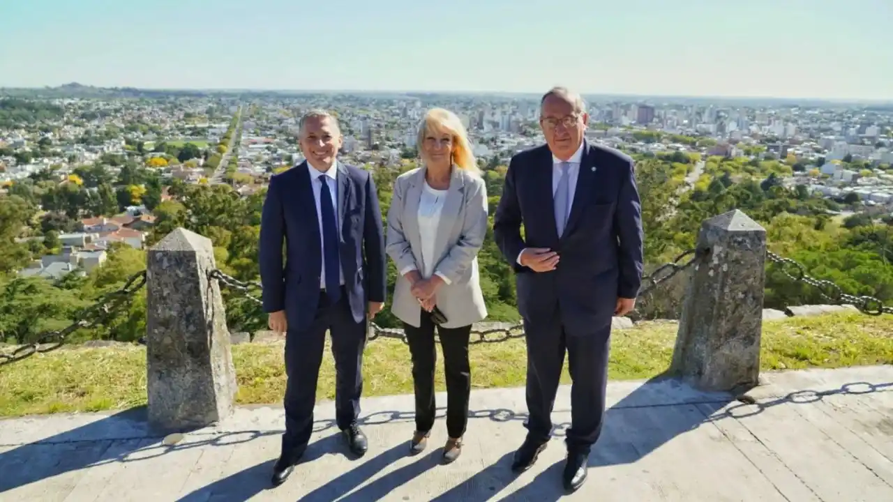 Lunghi encabeza una comitiva de Tandil que viaja a Montevideo para la Cumbre de Mercociudades