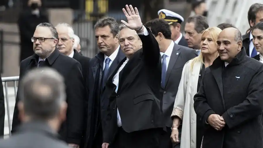 Fernández destacó que “primero está la gente” en su mensaje por el 25 de mayo