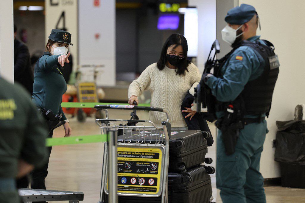 ¡MIGRANTES VENEZOLANOS ATENTOS! Caos en aeropuerto de Madrid obliga a España a solicitar visas