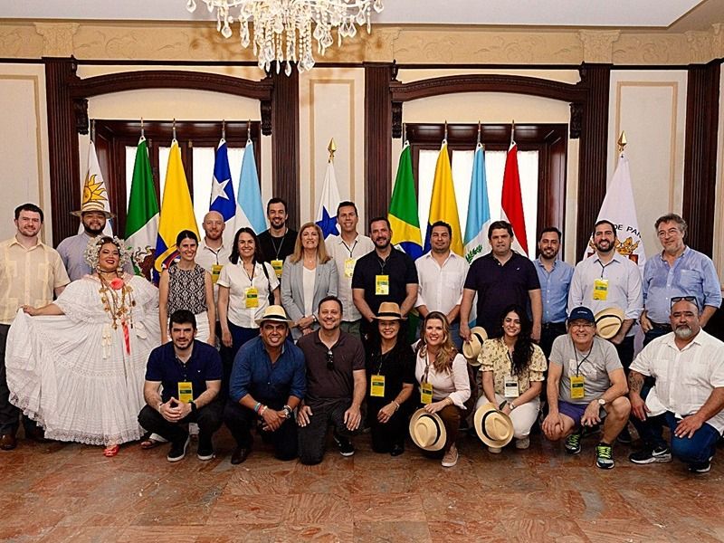 El intendente venadense junto a representantes de diferentes países latinoamericanos.