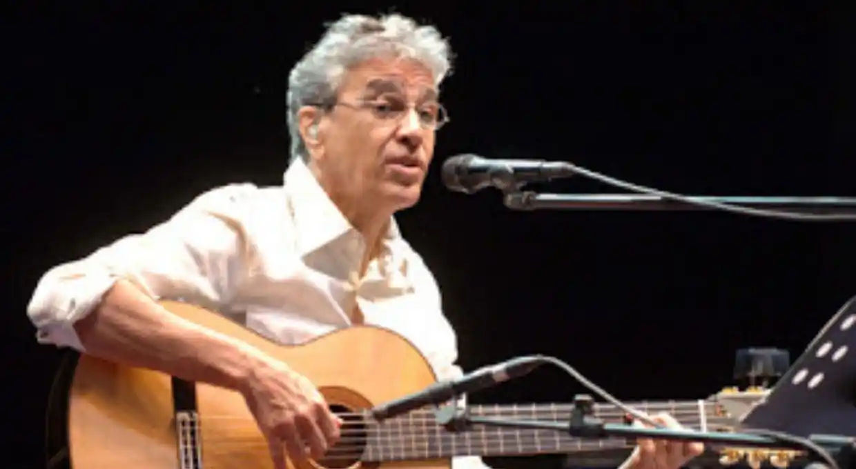Caetano Veloso alerta de que “el fascismo asoma sus garras” en Brasil