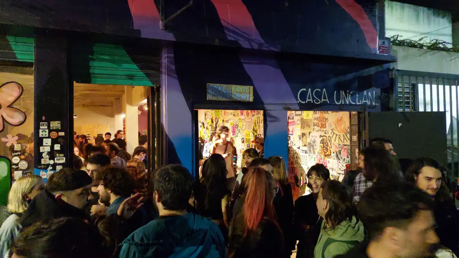 Presentación del nuevo álbum de Mora y los Metegoles en la calle de Casa Unclan.