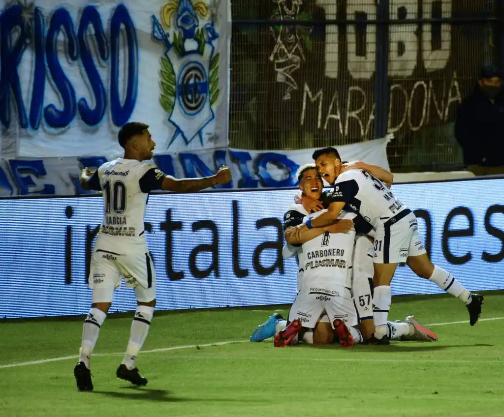 Gimnasia le hizo el  mejor regalo a Maradona 