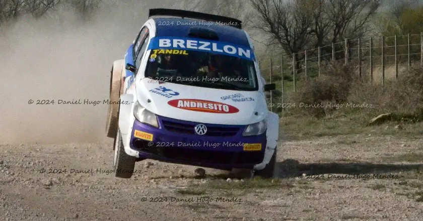 Con el VW Gol. Los tandilenses Besoy en plena acción en el Rally de Coronel Suárez