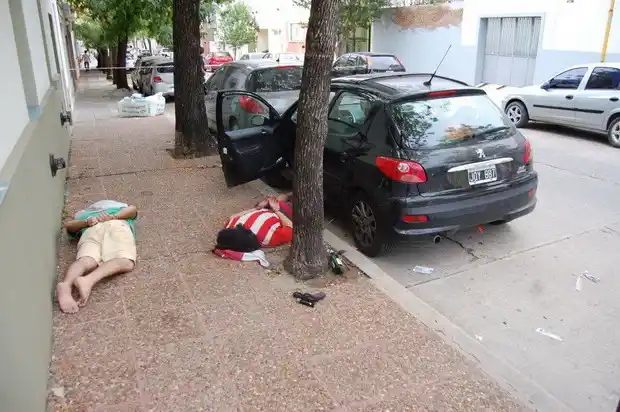 Detienen a dos jóvenes por  exhibir un arma de fuego