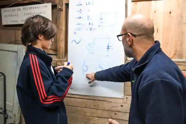 Concientización ambiental en Chascomús: Realizan talleres con el fin de reutilizar y reciclar elementos electrónicos