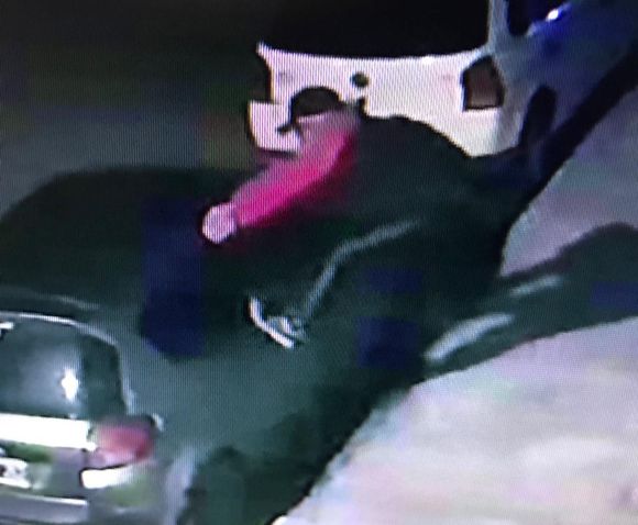 Vecinos detectives: así descubren a los que roban autos estacionados mientras vigilan como la policía