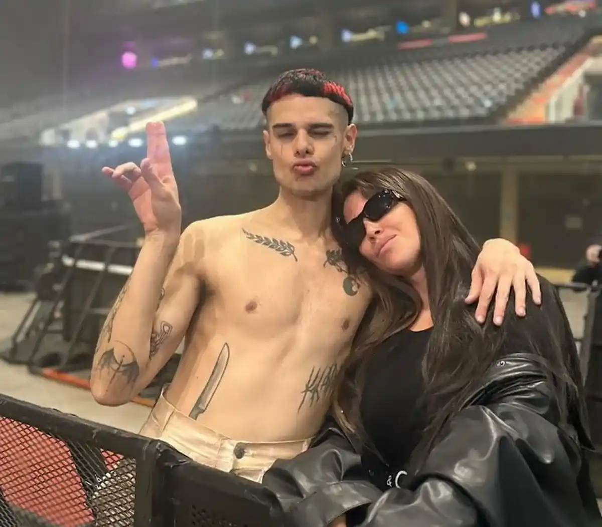 La cantante apareció en el escenario para interpretar su hit y la sensual coreografía terminó con un apasionado beso con Ca7riel.