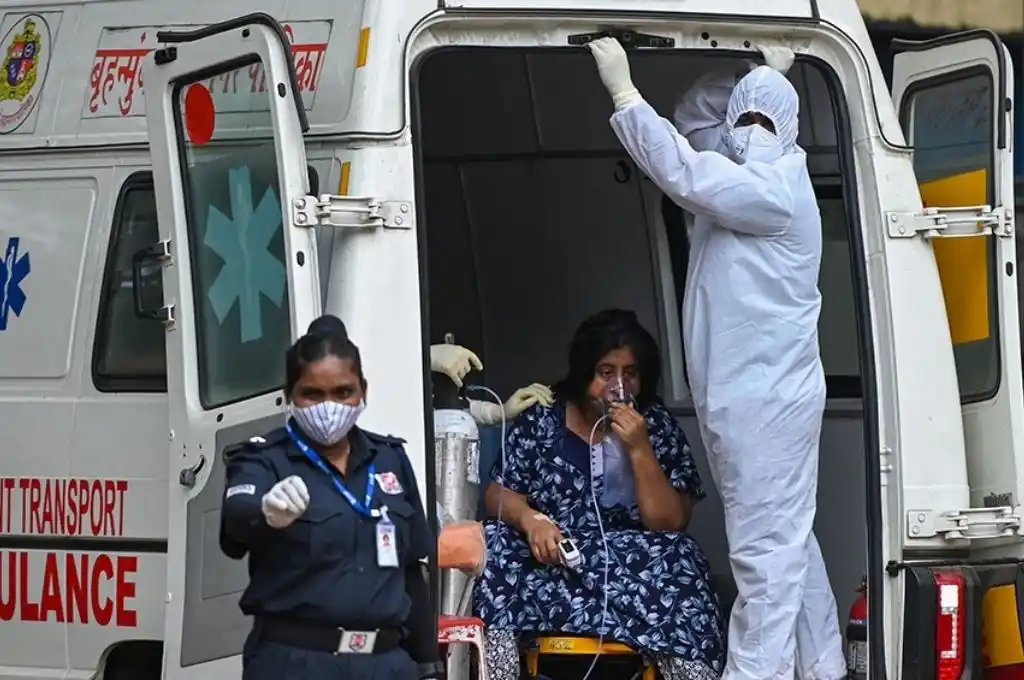 India está al borde del colapso sanitario y sus hospitales sin oxígeno