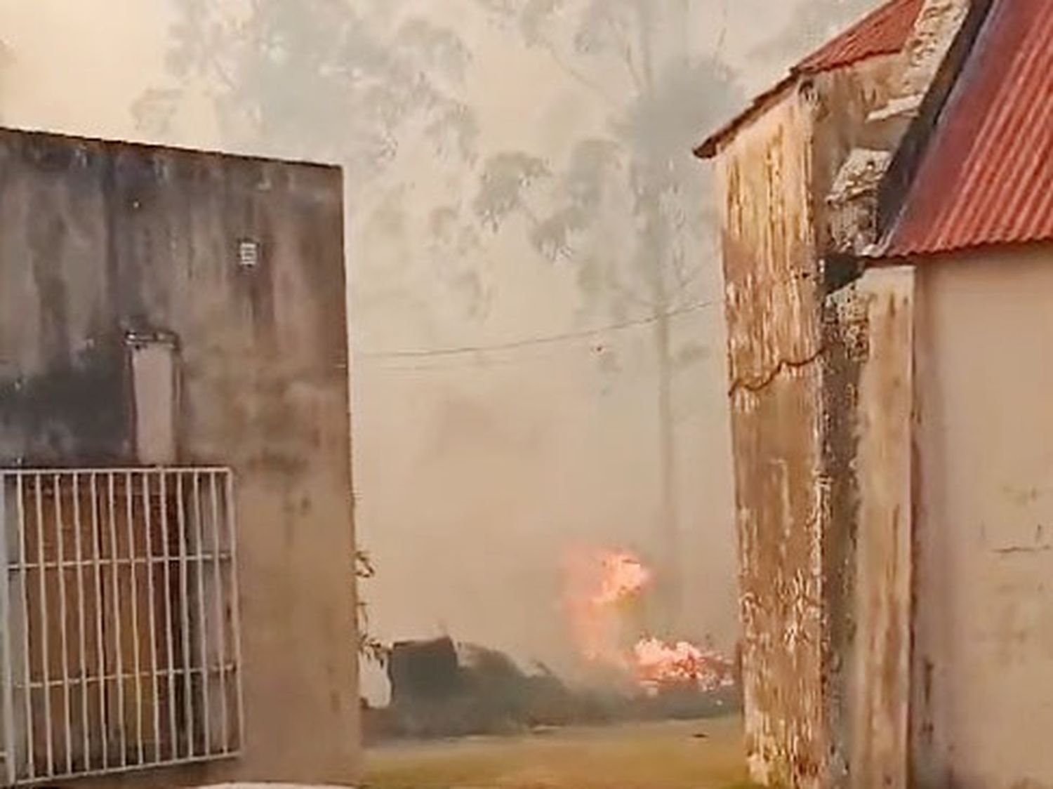 Estancia Grande: Equipos de emergencia lucharon durante seis horas contra un incendio descontrolado