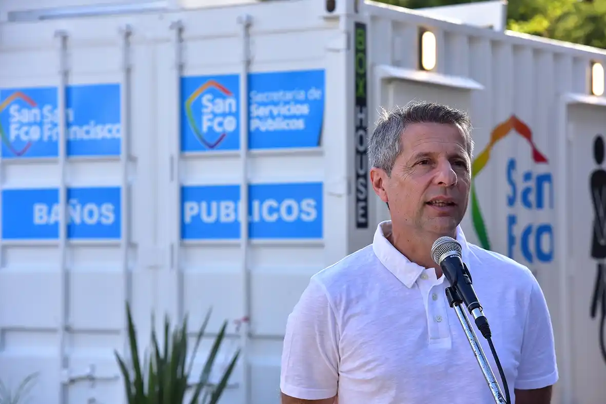 Bernarte inauguró los primeros baños públicos de la ciudad