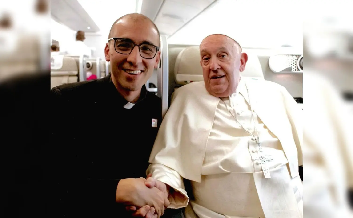 Villalón compartió una foto con el papa Francisco para darle el último adiós.