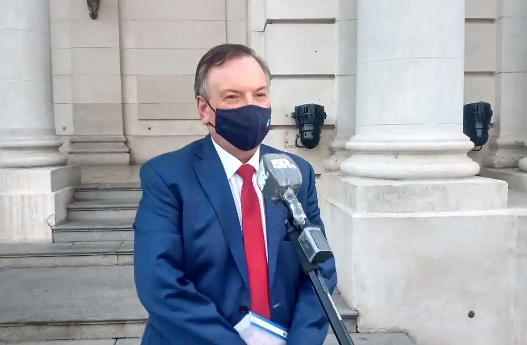 Solicitan que se vacune a las personas que cumplen servicios públicos esenciales