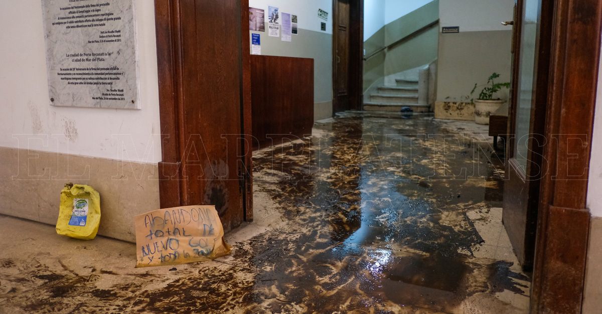 Fomentistas del sur llenaron de barro el hall del Palacio Comunal