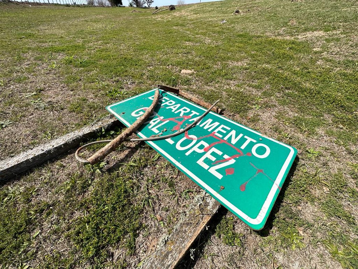 Una foto cargada de simbolísmos. Desde la Comuna de Carreras esperan respuestas urgentes.