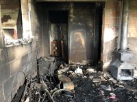 Un herido leve y grandes pérdidas materiales tras un incendio en un complejo de cabañas
