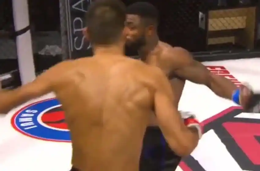 Video: dos luchadores cayeron por un doble nocaut al mismo tiempo