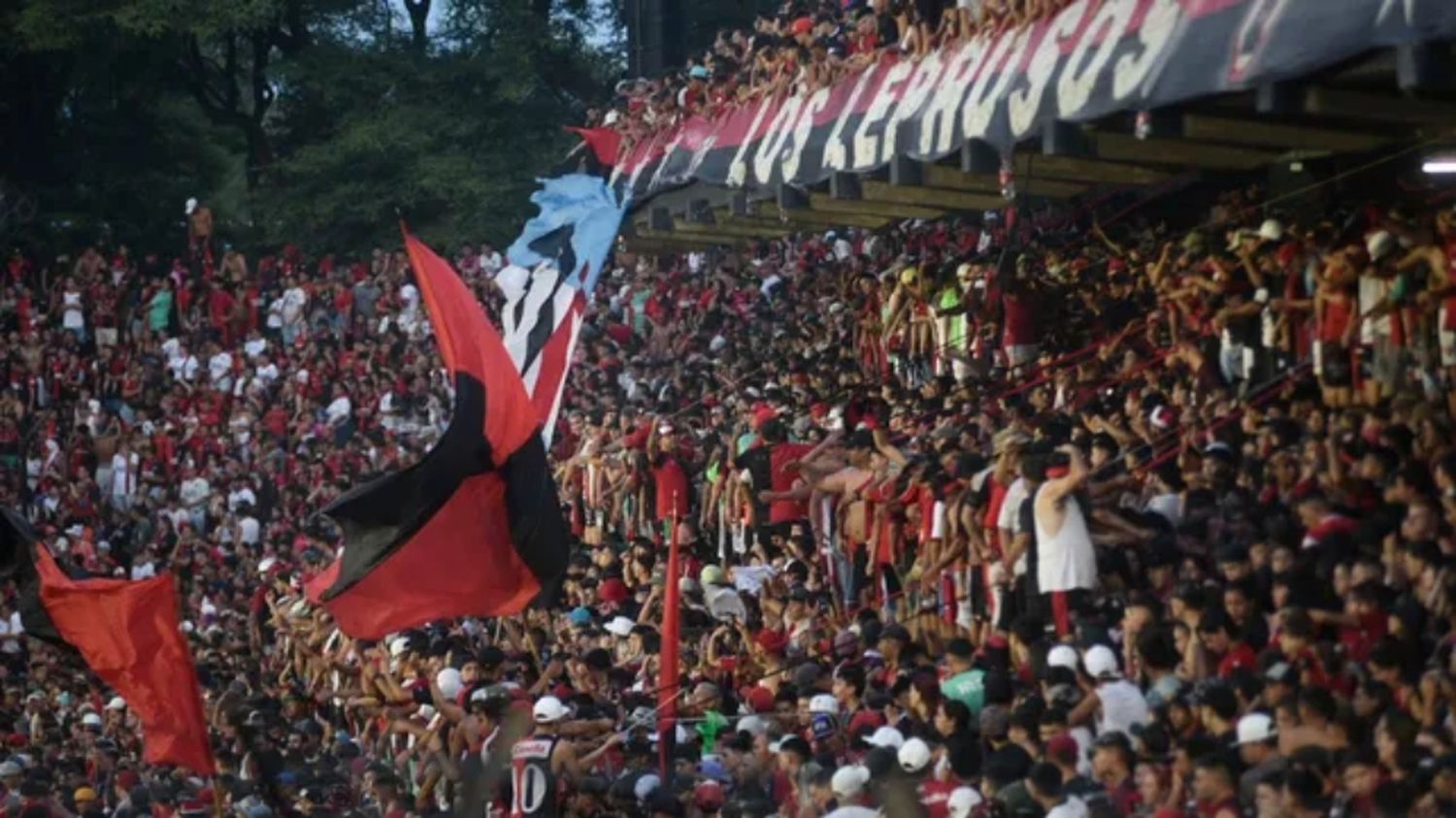 Se realizó el tradicional banderazo leproso previo al clásico