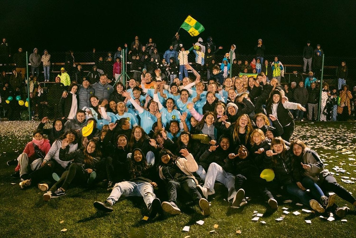 Festejo. De las jugadoras de Aldosivi tras el ascenso
