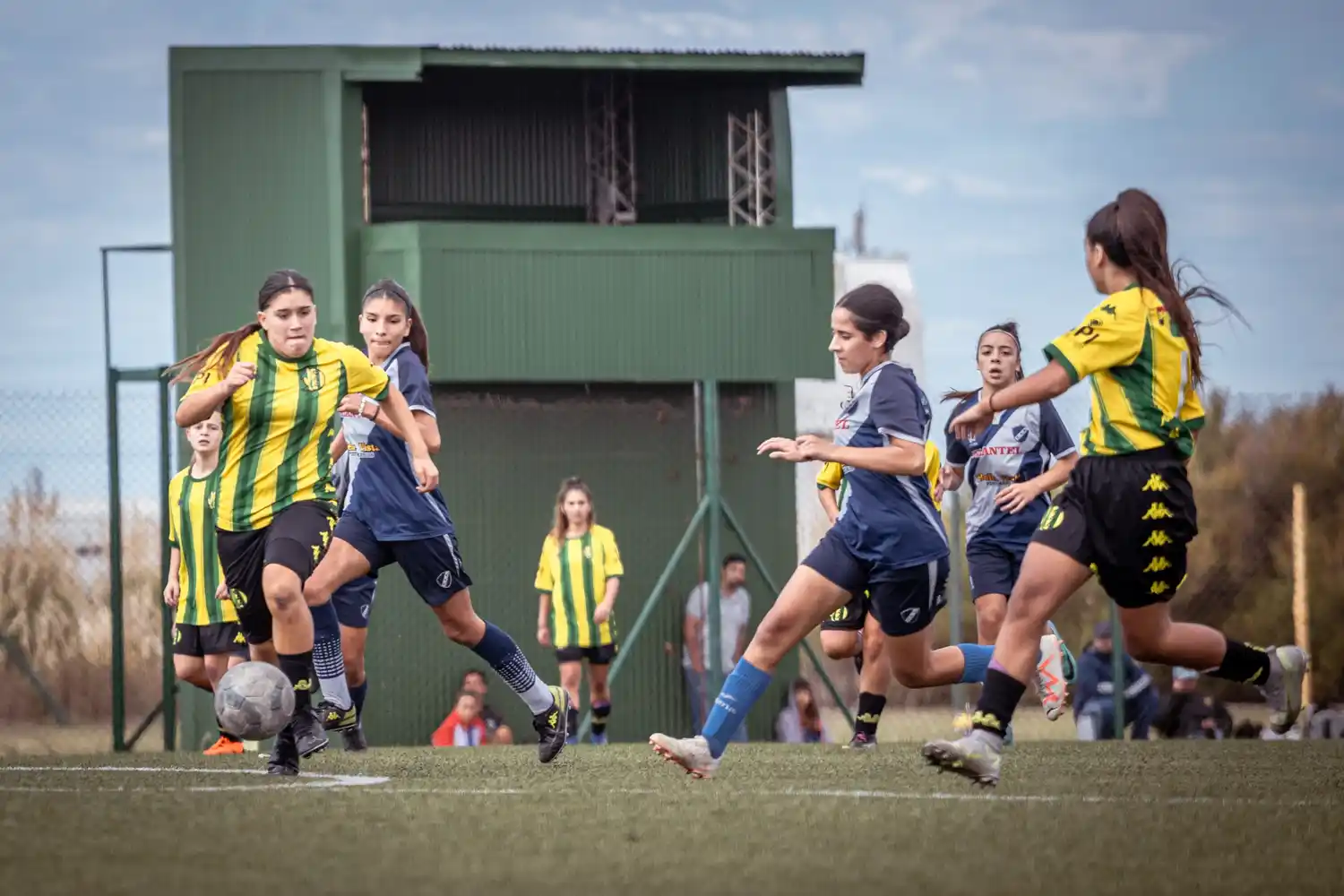 Las jugadoras de Aldosivi y Alvarado por la Copa Challenger.